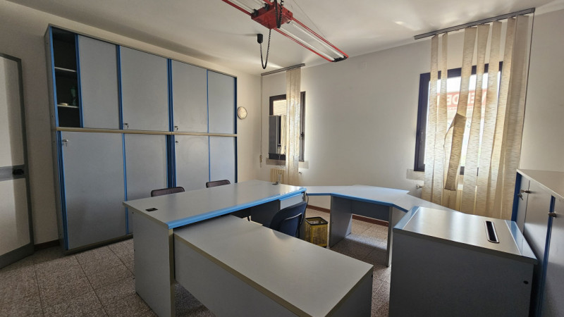 Scopri questo interessante ufficio situato al primo piano di un complesso commerciale collocato i...