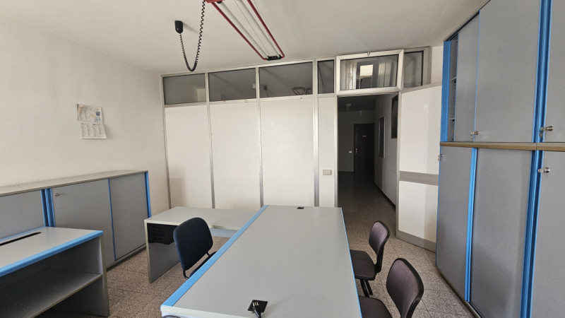 Scopri questo interessante ufficio situato al primo piano di un complesso commerciale collocato i...