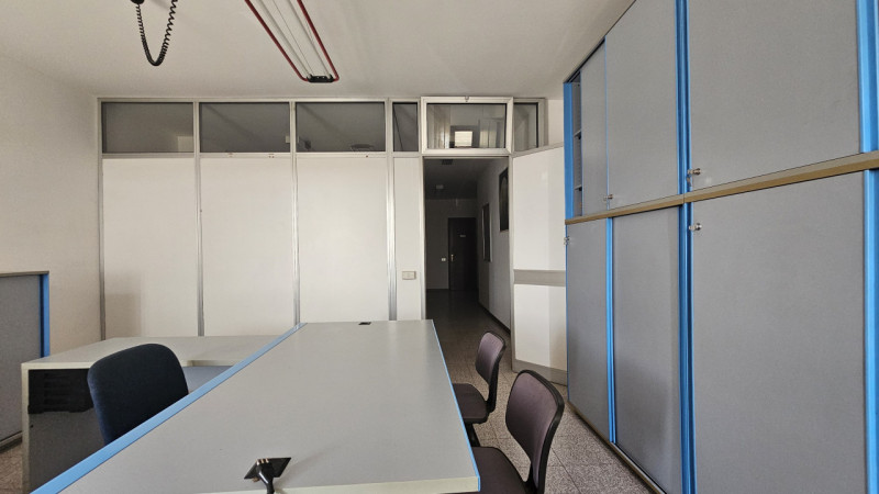 Scopri questo interessante ufficio situato al primo piano di un complesso commerciale collocato i...