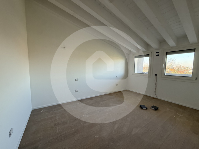 Scopri un'opportunità unica nel cuore della tranquillità! Situato nella suggestiva frazione di Fr...