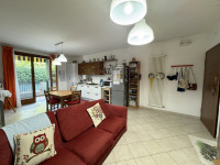 COMPOSIZIONE:
Appartamento al piano rialzato composto da: zona giorno con cucina a vista, ampio t...