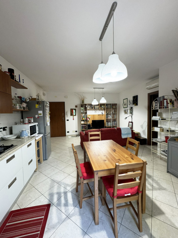 COMPOSIZIONE:
Appartamento al piano rialzato composto da: zona giorno con cucina a vista, ampio t...