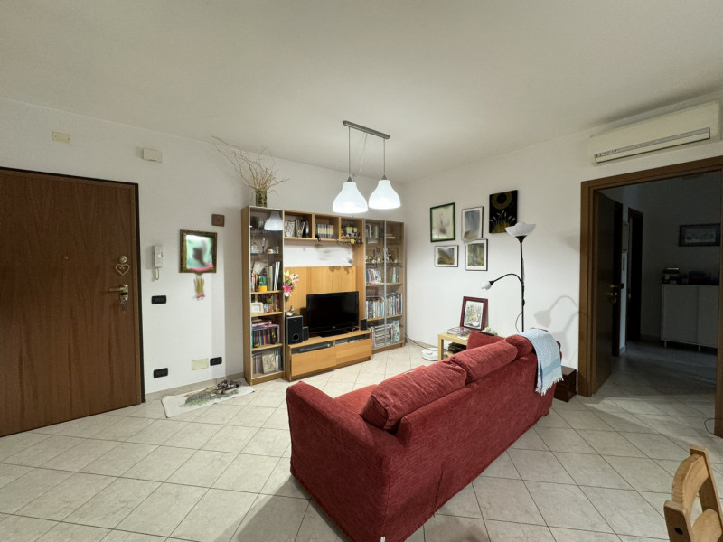 COMPOSIZIONE:
Appartamento al piano rialzato composto da: zona giorno con cucina a vista, ampio t...
