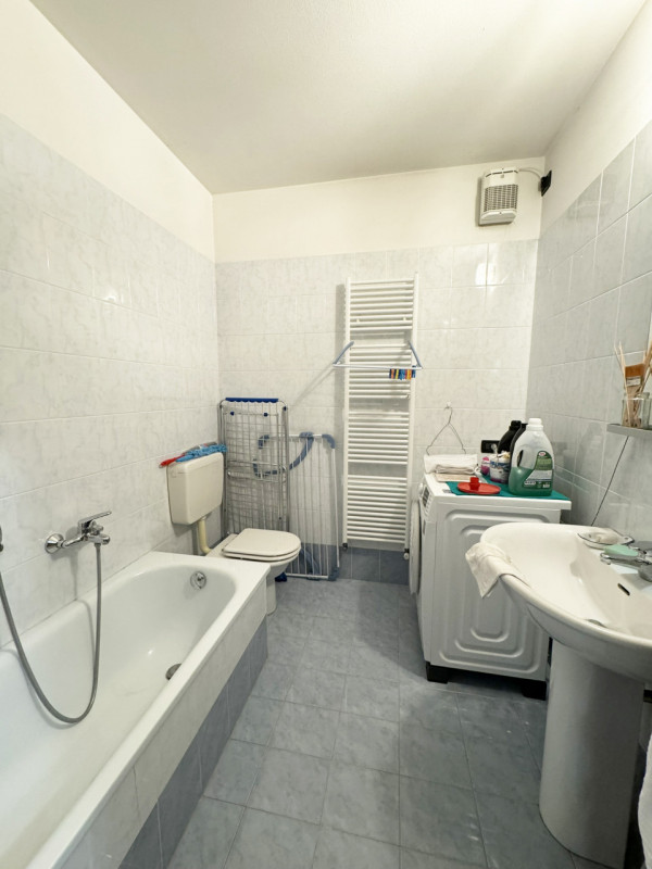 COMPOSIZIONE:
Appartamento al piano rialzato composto da: zona giorno con cucina a vista, ampio t...