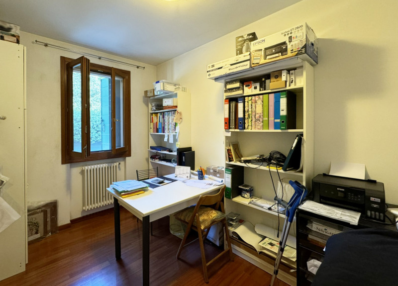 COMPOSIZIONE:
Appartamento al piano rialzato composto da: zona giorno con cucina a vista, ampio t...