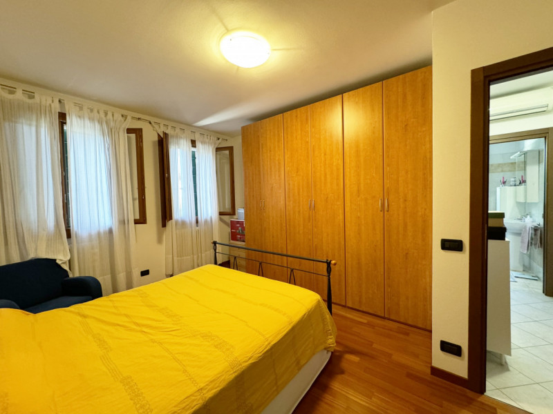 COMPOSIZIONE:
Appartamento al piano rialzato composto da: zona giorno con cucina a vista, ampio t...