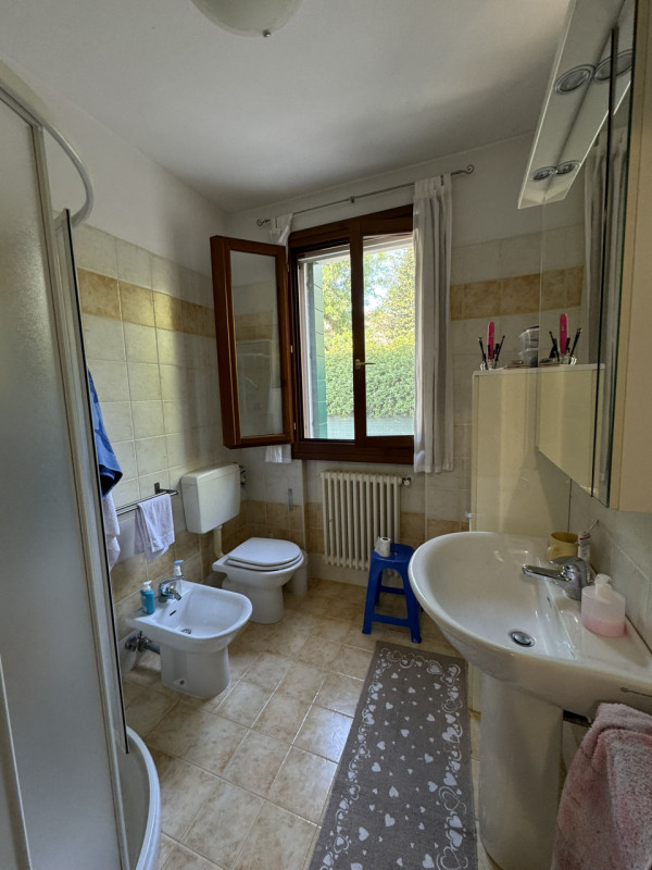COMPOSIZIONE:
Appartamento al piano rialzato composto da: zona giorno con cucina a vista, ampio t...