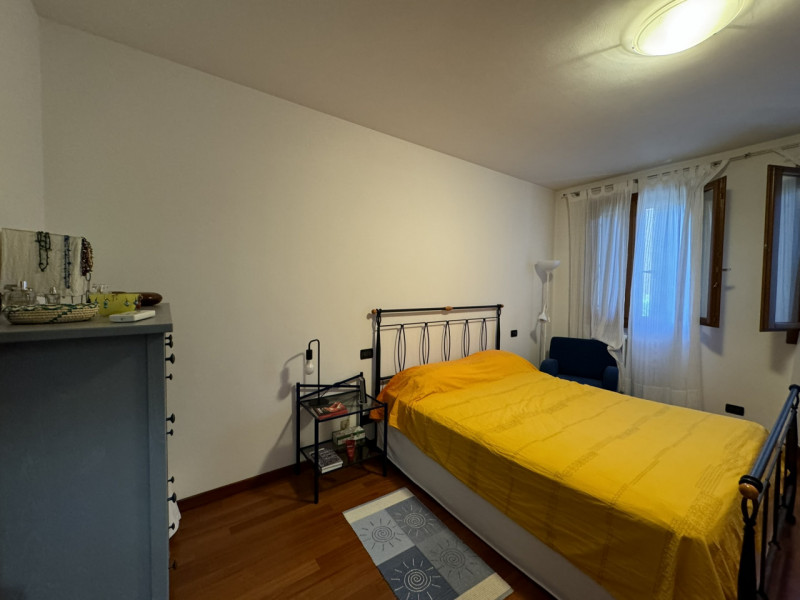 COMPOSIZIONE:
Appartamento al piano rialzato composto da: zona giorno con cucina a vista, ampio t...