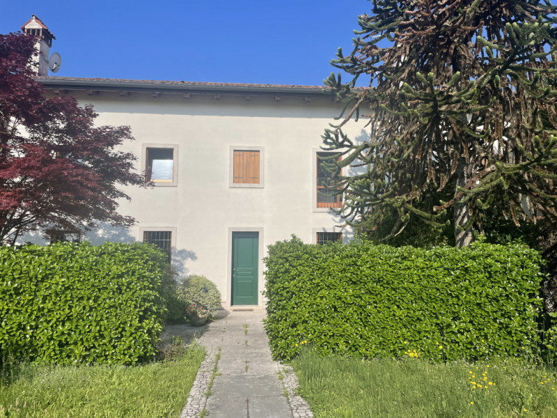 In un antico casale ristrutturato e di pregio si propone casa singola con giardino esclusivo. Dal...