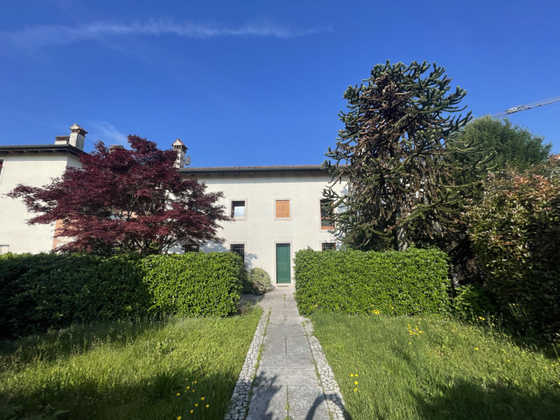 In un antico casale ristrutturato e di pregio si propone casa singola con giardino esclusivo. Dal...