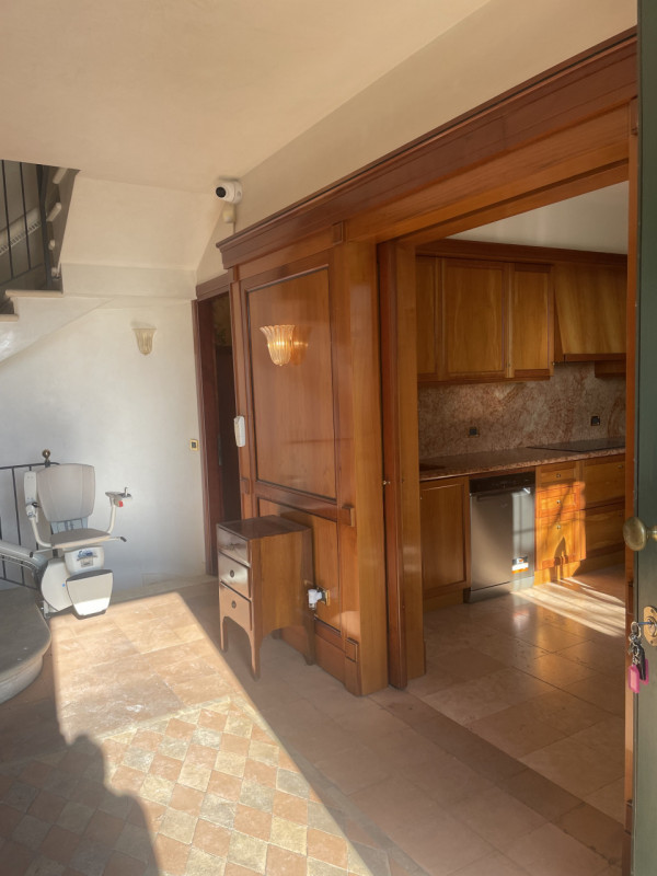 In un antico casale ristrutturato e di pregio si propone casa singola con giardino esclusivo. Dal...