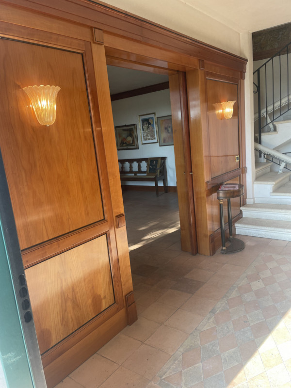 In un antico casale ristrutturato e di pregio si propone casa singola con giardino esclusivo. Dal...