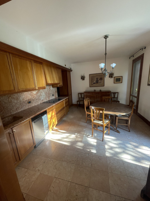 In un antico casale ristrutturato e di pregio si propone casa singola con giardino esclusivo. Dal...