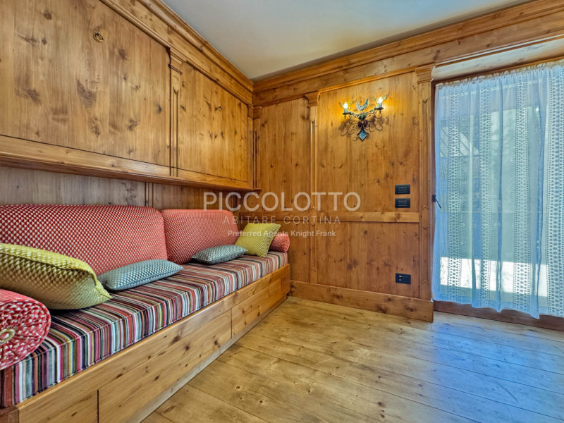Rif. V5298 - Cortina d'Ampezzo, località Pralongo, appartamento al primo piano in vendita con amp...