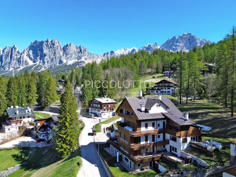 Rif. V5298 - Cortina d'Ampezzo, località Pralongo, appartamento al primo piano in vendita con amp...