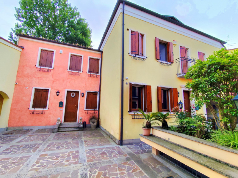 CASA INDIPENDENTE CON GIARDINETTO NEL QUORE STORICO S.GIOVANNI/DUOMO- rif.SB021

Presentiamo un'e...