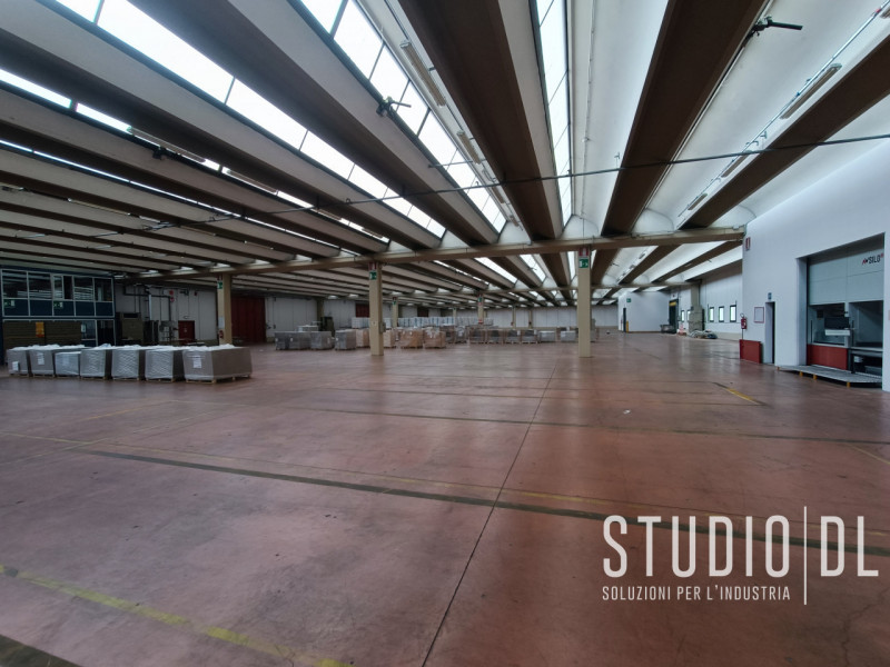 Proponiamo in locazione un importante capannone industriale situato nella zona produttiva di Maro...