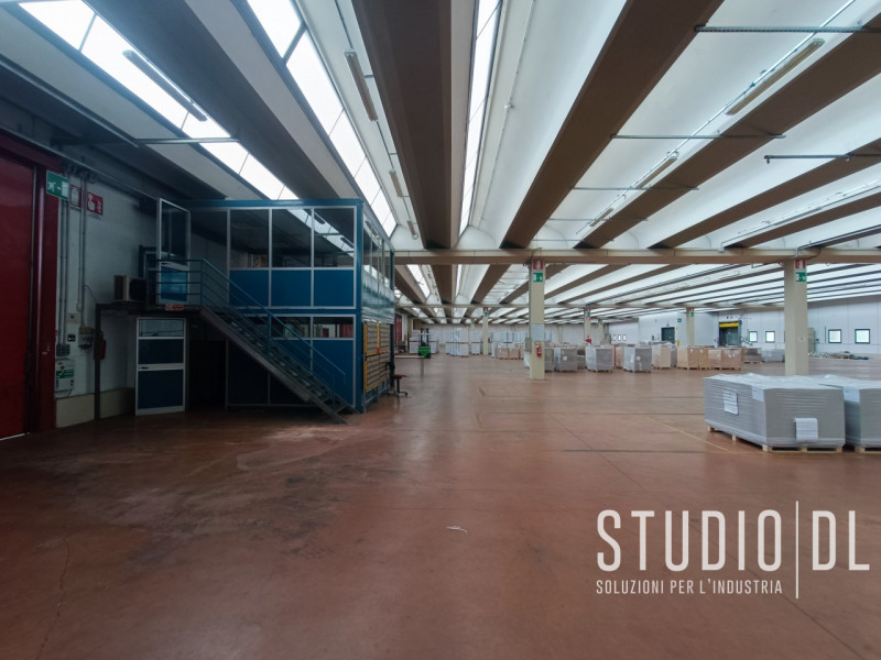 Proponiamo in locazione un importante capannone industriale situato nella zona produttiva di Maro...