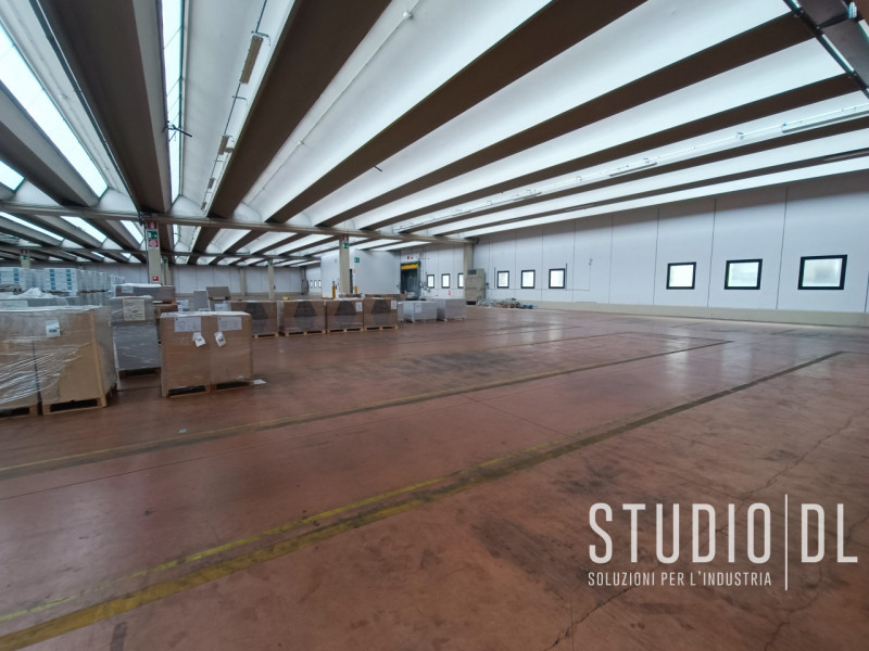 Proponiamo in locazione un importante capannone industriale situato nella zona produttiva di Maro...