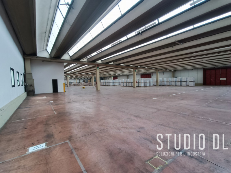 Proponiamo in locazione un importante capannone industriale situato nella zona produttiva di Maro...