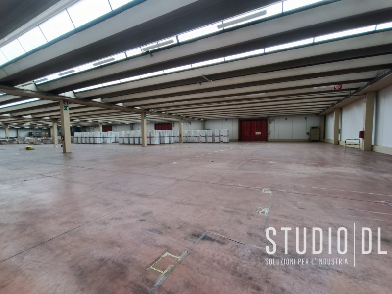 Proponiamo in locazione un importante capannone industriale situato nella zona produttiva di Maro...