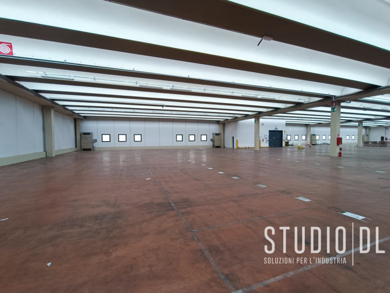 Proponiamo in locazione un importante capannone industriale situato nella zona produttiva di Maro...