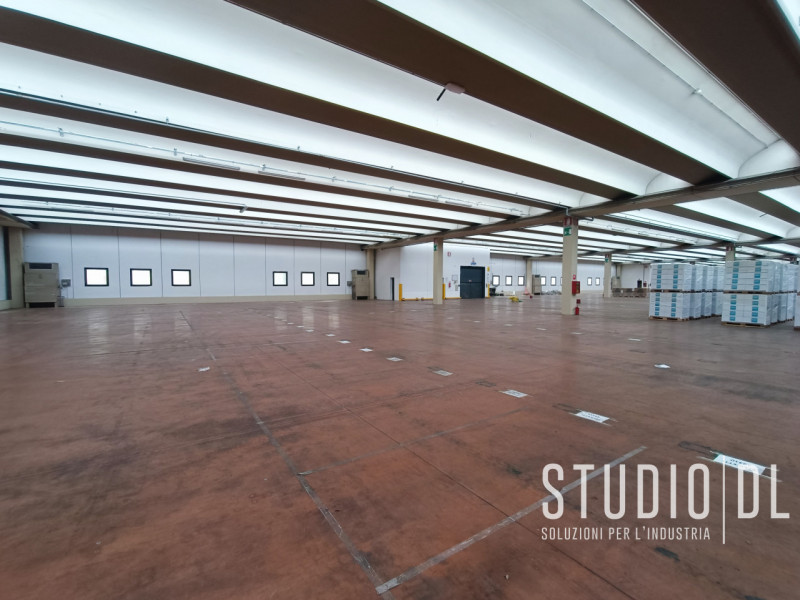 Proponiamo in locazione un importante capannone industriale situato nella zona produttiva di Maro...