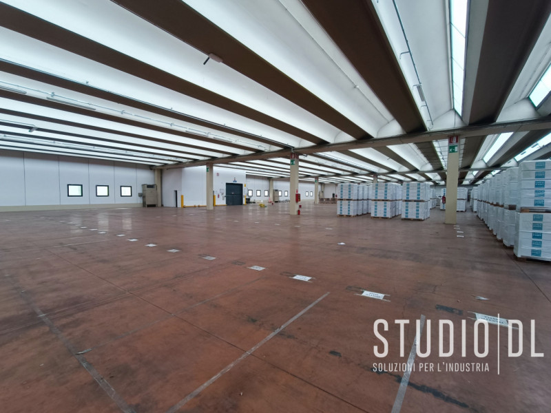Proponiamo in locazione un importante capannone industriale situato nella zona produttiva di Maro...