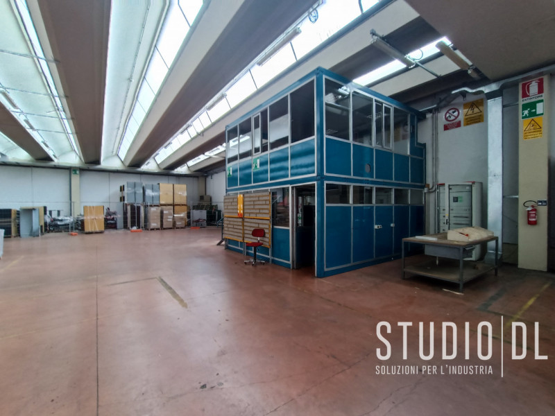 Proponiamo in locazione un importante capannone industriale situato nella zona produttiva di Maro...