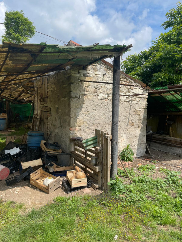 Ai piedi dei colli, caratteristico rustico da ristrutturare, risalente ai primi del 1900, con fie...