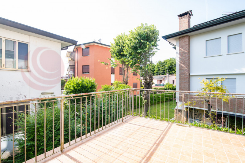 PADOVA zona Paltana: vendesi appartamento parzialmente ristrutturato su un piccolo palazzina di s...