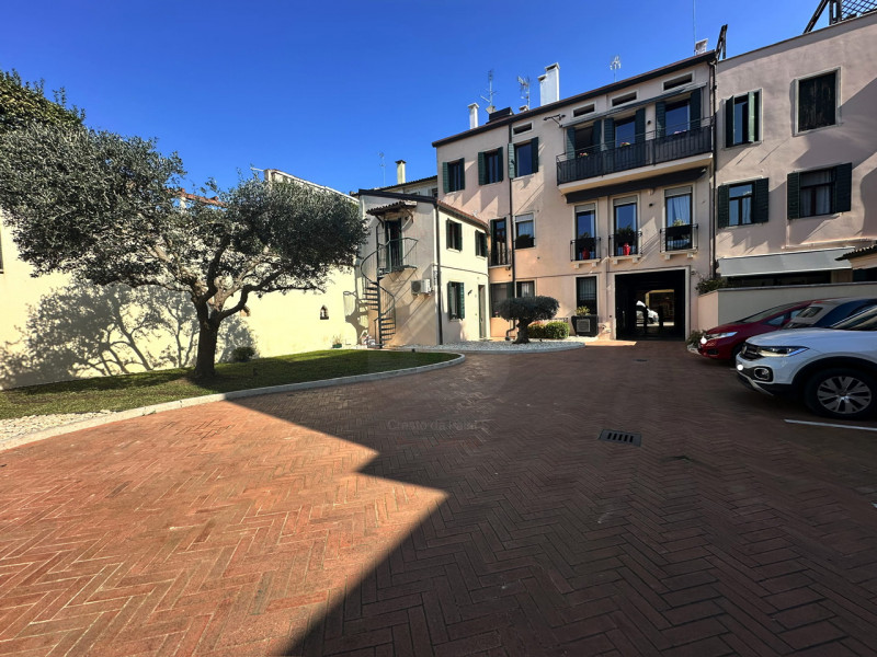 Esclusiva abitazione in vendita € 720.000, in Via Cesare Battisti, a 30 metri da Ospedale. Esposi...