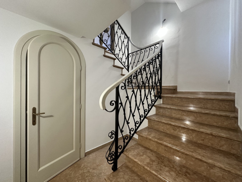 Esclusiva abitazione in vendita € 720.000, in Via Cesare Battisti, a 30 metri da Ospedale. Esposi...