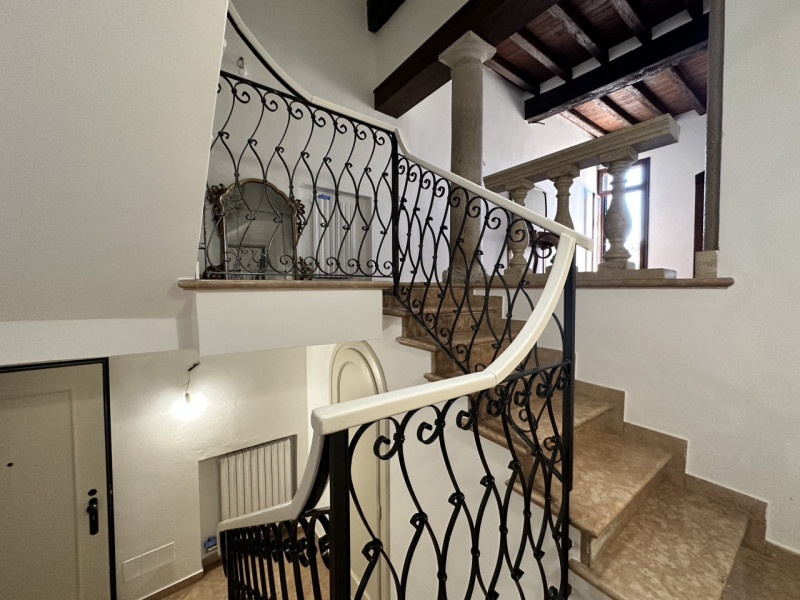 Esclusiva abitazione in vendita € 720.000, in Via Cesare Battisti, a 30 metri da Ospedale. Esposi...