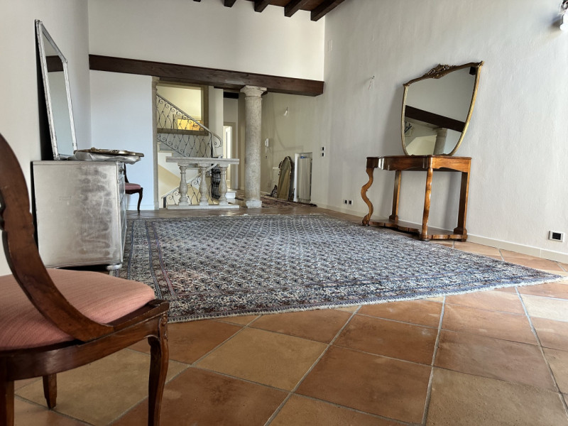 Esclusiva abitazione in vendita € 720.000, in Via Cesare Battisti, a 30 metri da Ospedale. Esposi...