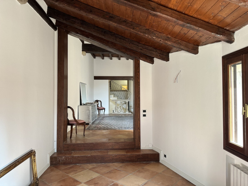 Esclusiva abitazione in vendita € 720.000, in Via Cesare Battisti, a 30 metri da Ospedale. Esposi...