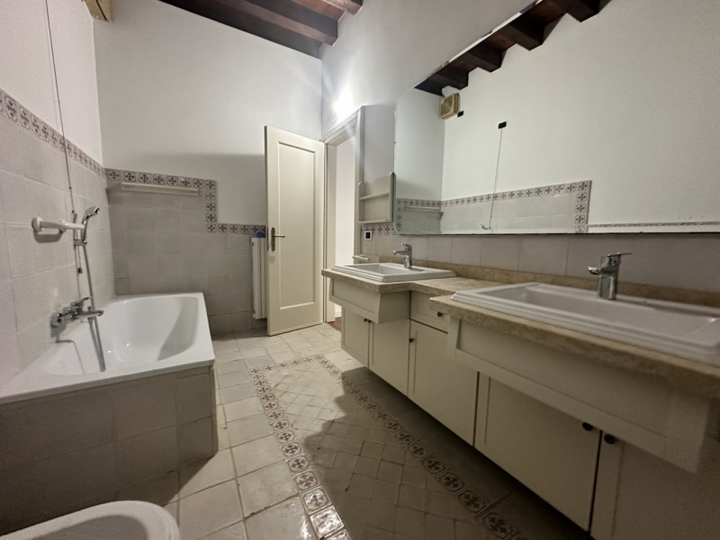 Esclusiva abitazione in vendita € 720.000, in Via Cesare Battisti, a 30 metri da Ospedale. Esposi...