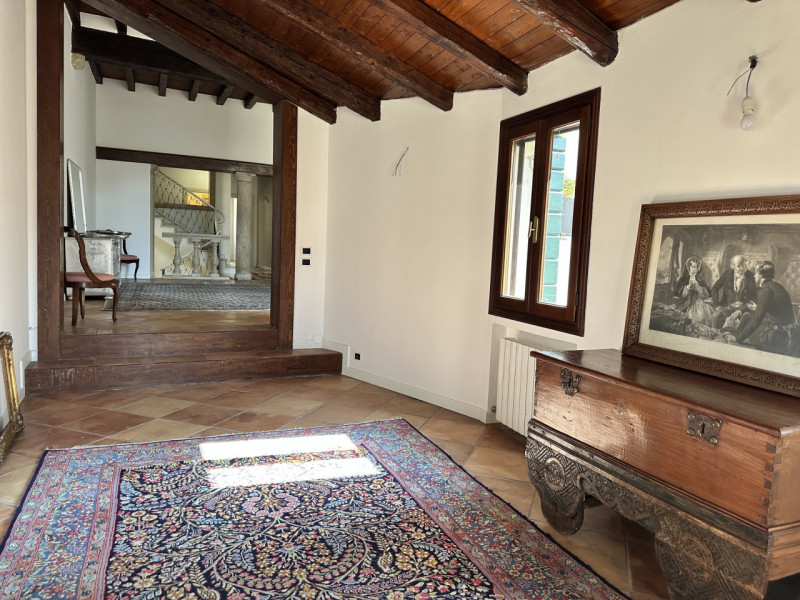 Esclusiva abitazione in vendita € 720.000, in Via Cesare Battisti, a 30 metri da Ospedale. Esposi...