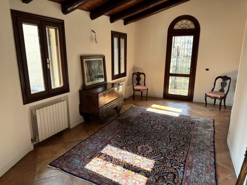 Esclusiva abitazione in vendita € 720.000, in Via Cesare Battisti, a 30 metri da Ospedale. Esposi...