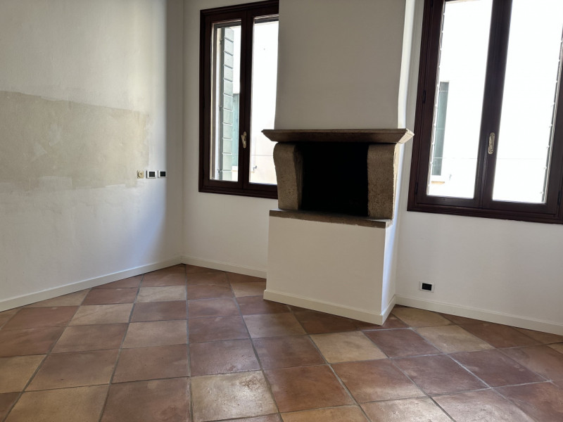 Esclusiva abitazione in vendita € 720.000, in Via Cesare Battisti, a 30 metri da Ospedale. Esposi...