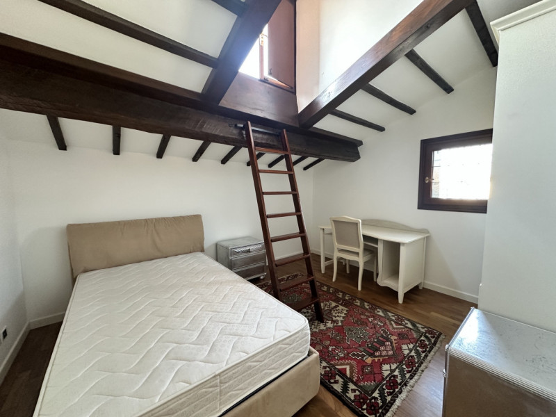 Esclusiva abitazione in vendita € 720.000, in Via Cesare Battisti, a 30 metri da Ospedale. Esposi...