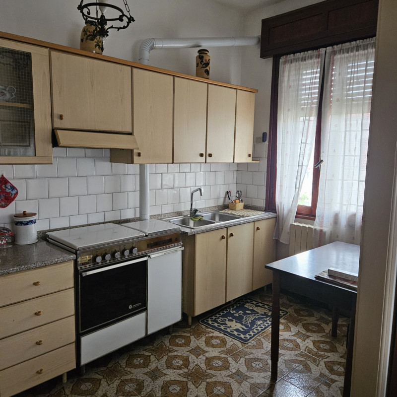 Proponiamo in vendita, in esclusiva presso la nostra agenzia, una casa singola situata nel centro...