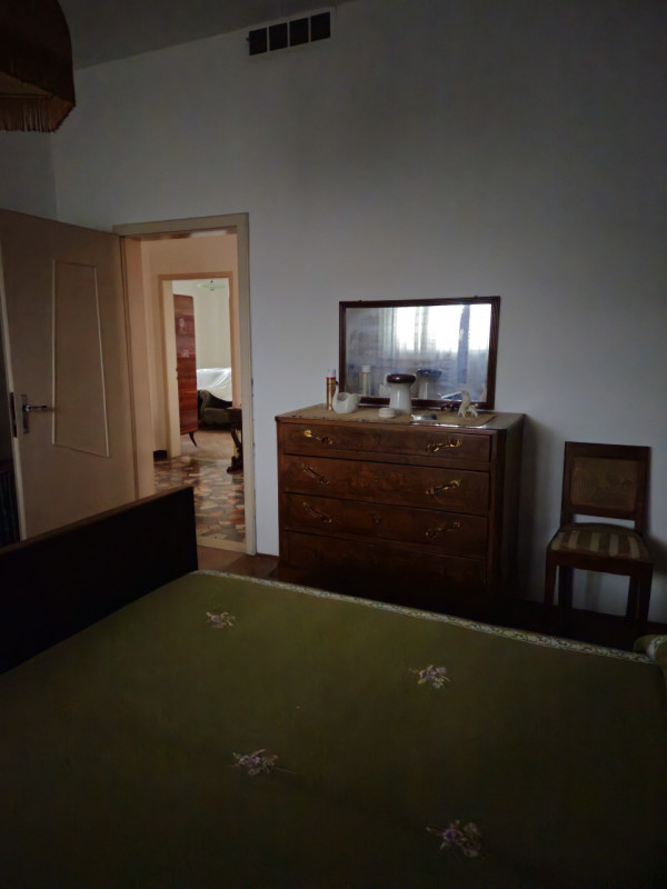 Proponiamo in vendita, in esclusiva presso la nostra agenzia, una casa singola situata nel centro...