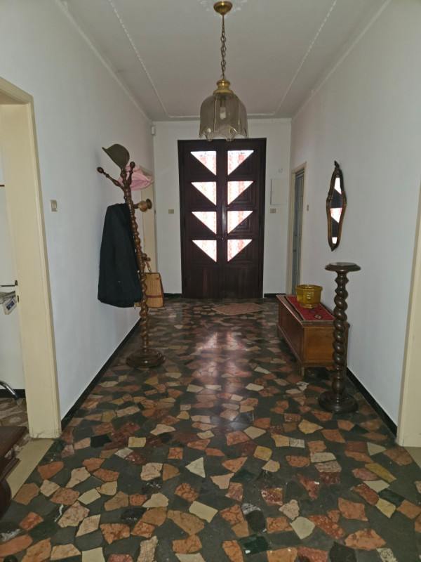 Proponiamo in vendita, in esclusiva presso la nostra agenzia, una casa singola situata nel centro...