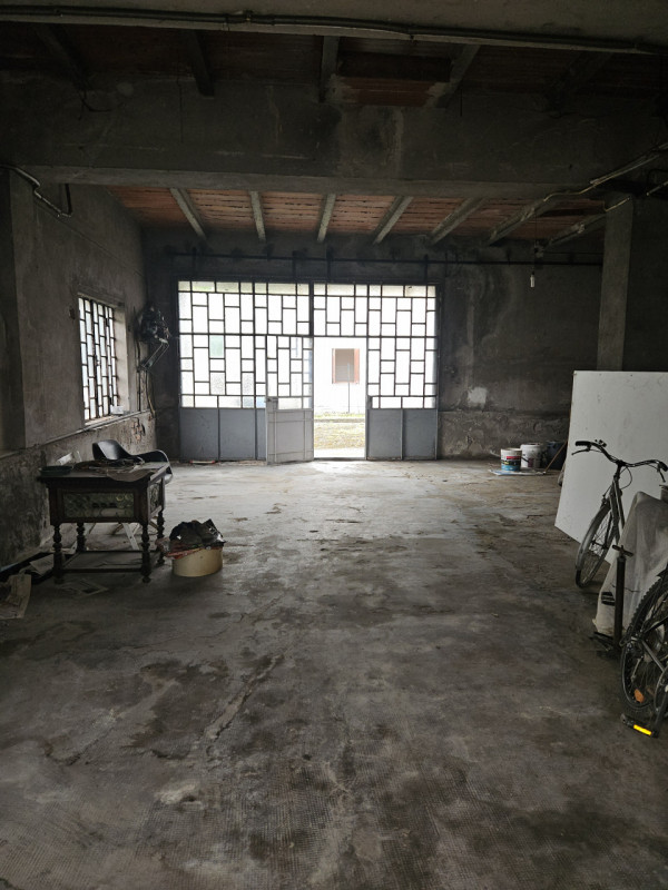 Proponiamo in vendita, in esclusiva presso la nostra agenzia, una casa singola situata nel centro...