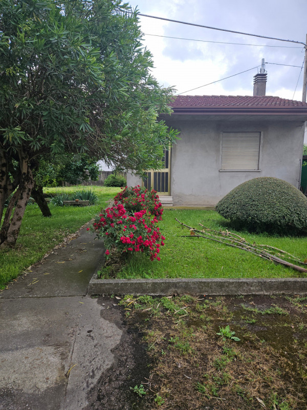 Proponiamo in vendita, in esclusiva presso la nostra agenzia, una casa singola situata nel centro...