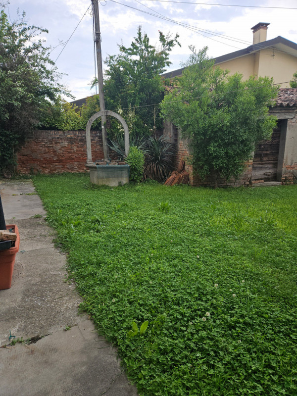 Proponiamo in vendita, in esclusiva presso la nostra agenzia, una casa singola situata nel centro...