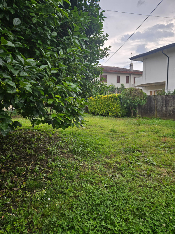 Proponiamo in vendita, in esclusiva presso la nostra agenzia, una casa singola situata nel centro...