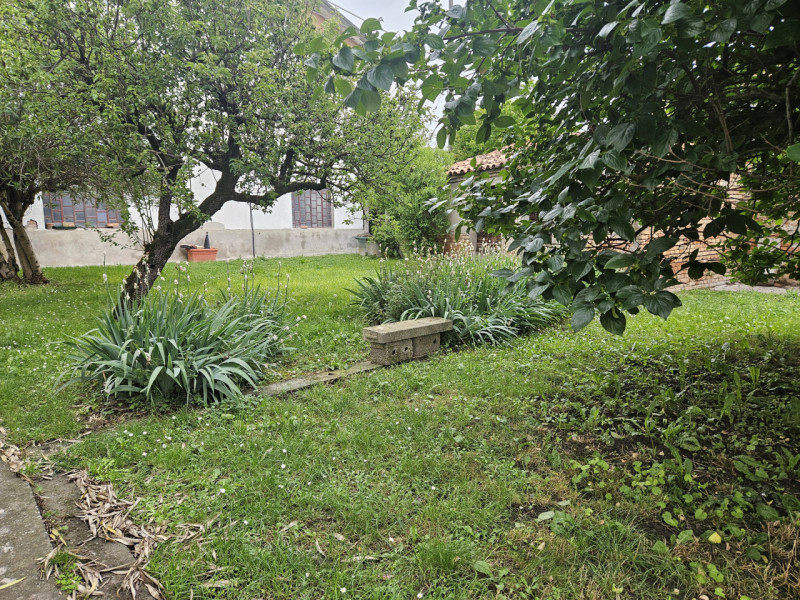 Proponiamo in vendita, in esclusiva presso la nostra agenzia, una casa singola situata nel centro...