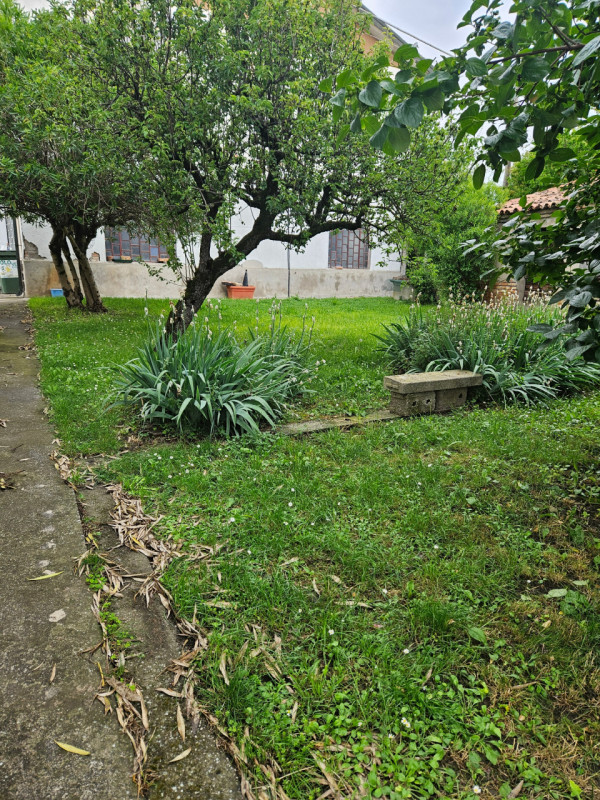 Proponiamo in vendita, in esclusiva presso la nostra agenzia, una casa singola situata nel centro...